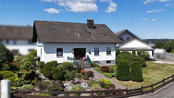 Immobilie in Frankenberg - Großzügiges Wohnhaus mit drei Wohneinheiten in bester Wohnlage von Frankenberg (Eder) - Bild 0