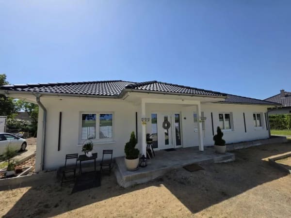 Immobilie in Rubkow - Modernes Wohnen auf einer Ebene – neuwertiger Bungalow in begehrter Architektur - Bild 2