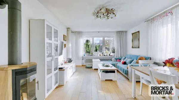 Immobilie in Röfingen - Gepflegtes Dreifamilienhaus mit zusätzlicher Einheit und Photovoltaik - Bild 2