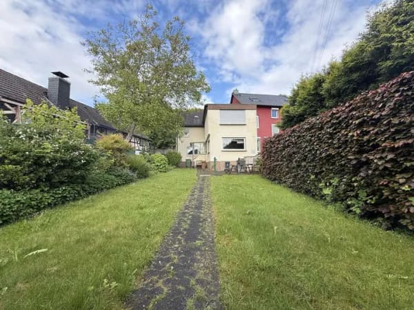 Immobilie in Hennef (Sieg) - Charmantes Einfamilienhaus mit großem Garten in Hennef-Allner – Ihre Chance zum individuellen Wohnen - Bild 0