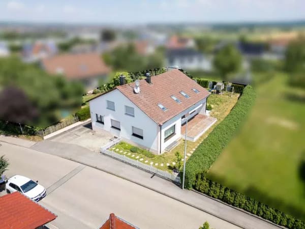 Immobilie in Laichingen - Großzügiges Zweifamilienhaus in ruhiger Lage – Wohnen mit Perspektive - Bild 0