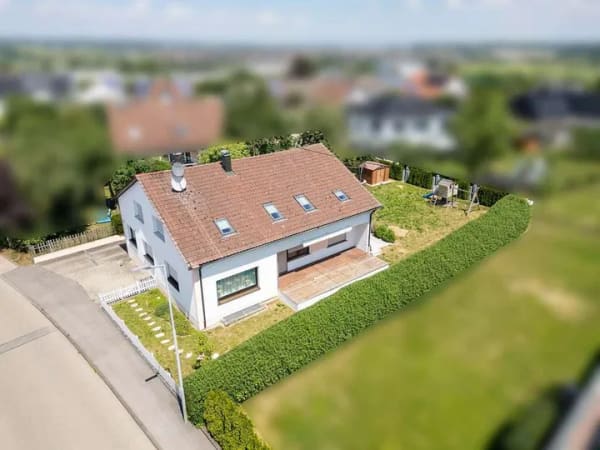 Immobilie in Laichingen - Großzügiges Zweifamilienhaus in ruhiger Lage – Wohnen mit Perspektive - Bild 1