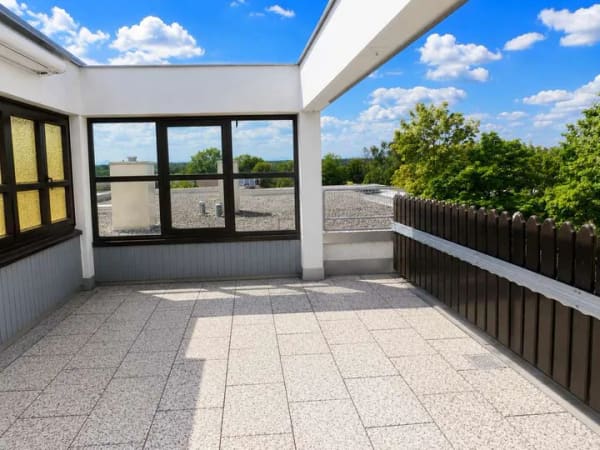 Immobilie in Zorneding - 3-Zimmer-Wohnung mit 26 m² Dachterrasse & Bergblick, Aufzug, Garage - Bild 0
