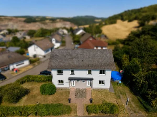 Immobilie in Gerach - Zweifamilienhaus mit ca. 220 m² Wohnfläche, 706 m² Grundstück, Garage & großem Garten in Gerach - Bild 0
