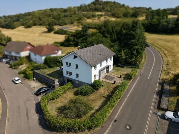 Immobilie in Gerach - Zweifamilienhaus mit ca. 220 m² Wohnfläche, 706 m² Grundstück, Garage & großem Garten in Gerach - Bild 1