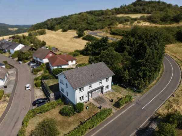Immobilie in Gerach - Zweifamilienhaus mit ca. 220 m² Wohnfläche, 706 m² Grundstück, Garage & großem Garten in Gerach - Bild 2