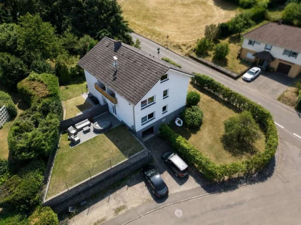Immobilie in Gerach - Zweifamilienhaus mit ca. 220 m² Wohnfläche, 706 m² Grundstück, Garage & großem Garten in Gerach - Bild 3