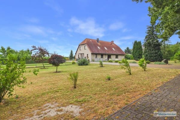 Immobilie in Hohenmocker - Bezugsfreies Zweifamilienhaus mit Einliegerwohnung, Garagen, Carport, Terrasse und vielseitigem Nebengebäude - Bild 0