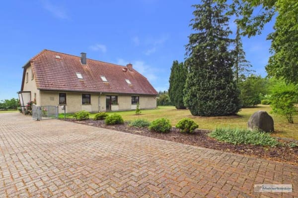 Immobilie in Hohenmocker - Bezugsfreies Zweifamilienhaus mit Einliegerwohnung, Garagen, Carport, Terrasse und vielseitigem Nebengebäude - Bild 1