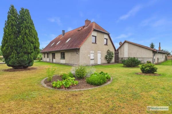 Immobilie in Hohenmocker - Bezugsfreies Zweifamilienhaus mit Einliegerwohnung, Garagen, Carport, Terrasse und vielseitigem Nebengebäude - Bild 3