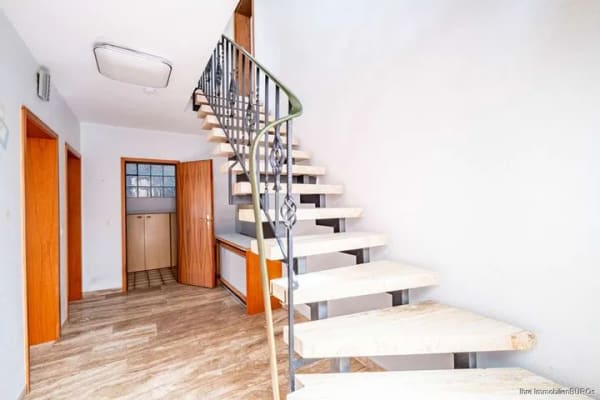 Immobilie in Offenbach an der Queich - Großzügiges Wohnhaus in Hofbauweise mit Innenhof, Garagen und Garten und viel Potential - Bild 1