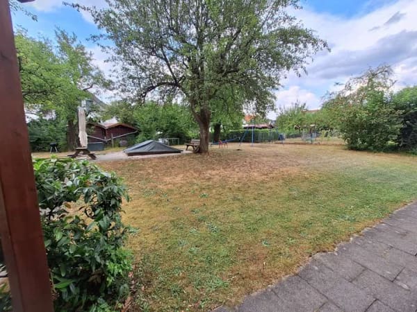 Immobilie in Leutenbach - Ohne Makler: Fußläufig zur S-Bahn: 3,5-Zimmer-Wohnung mit Balkon, TG-Stellplatz & Gartenblick - Bild 1
