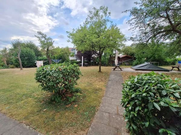 Immobilie in Leutenbach - Ohne Makler: Fußläufig zur S-Bahn: 3,5-Zimmer-Wohnung mit Balkon, TG-Stellplatz & Gartenblick - Bild 2