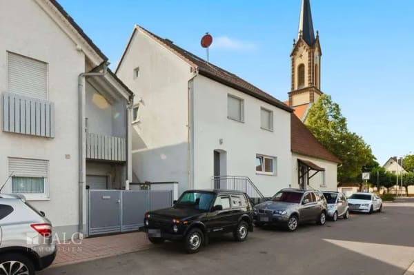 Immobilie in Karlsdorf-Neuthard - Zweifamilienhaus / Optimal für Kapitalanleger oder Mehrgenerationen - Bild 1