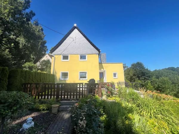 Immobilie in Neustadt in Sachsen - Ländliche Idylle trifft modernen Wohnkomfort – Saniertes ZFH in Rugiswalde zu verkaufen - Bild 0