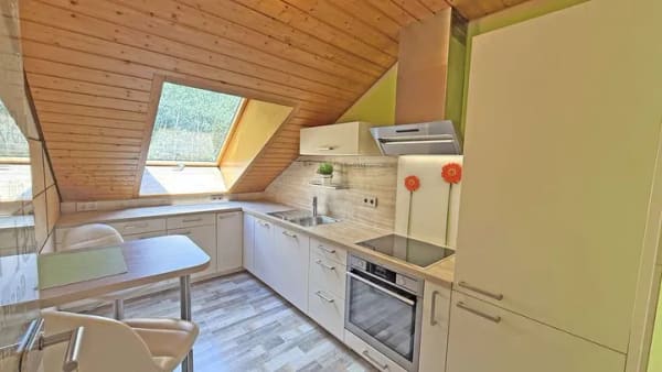 Immobilie in St. Blasien - Großzügig, modernisiert & naturnah: Charmante Dachgeschosswohnung mit Ausblick in St. Blasien - Bild 1