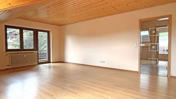 Immobilie in St. Blasien - Großzügig, modernisiert & naturnah: Charmante Dachgeschosswohnung mit Ausblick in St. Blasien - Bild 2