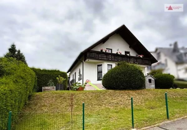 Immobilie in Hartenstein - Exklusives Zweifamilienhaus mit Pool, Sauna, Kamin & Doppelcarport in Hartenstein bei Zwickau - Bild 1