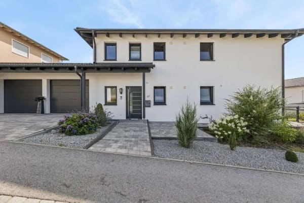 Immobilie in Hofkirchen - Zwei Wohnwelten unter einem Dach, hochwertig, modern und energieeffizient! - Bild 1