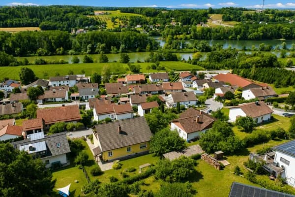 Immobilie in Windorf - Attraktives Mehrfamilienhaus mit drei Wohneinheiten und großem Grundstück - Bild 2