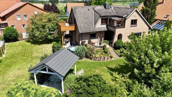 Immobilie in Hohnhorst - Großzügiges Zweifamilienhaus in idyllischer Feldrandlage-Wohnen mit viel Platz und Möglichkeiten - Bild 0