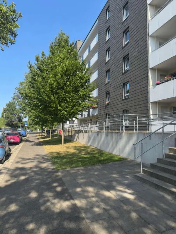 Immobilie in Moers - Vermietete Kapitalanlage mit Aufzug, modernisiertem Bad und Stellplatz in Moers-Asberg! - Bild 2