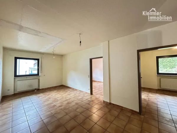 Immobilie in Flörsbachtal - Vielseitig nutzbares Wohnhaus mit großem Potenzial – Wohnen und Arbeiten unter einem Dach - Bild 2