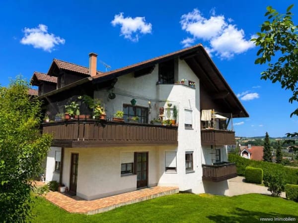 Immobilie in Bayerbach - Charmante 2-Zimmer-Dachgeschosswohnung mit Balkon und Weitblick - Bild 0