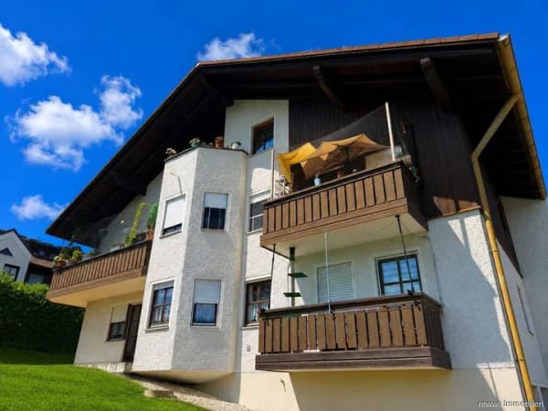Immobilie in Bayerbach - Charmante 2-Zimmer-Dachgeschosswohnung mit Balkon und Weitblick - Bild 1
