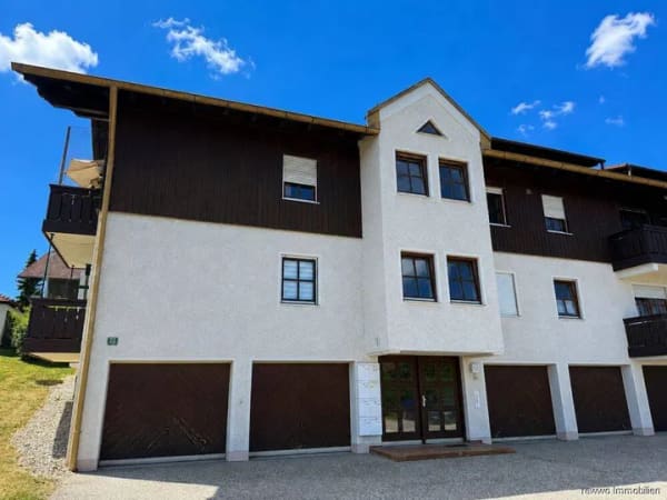 Immobilie in Bayerbach - Charmante 2-Zimmer-Dachgeschosswohnung mit Balkon und Weitblick - Bild 2