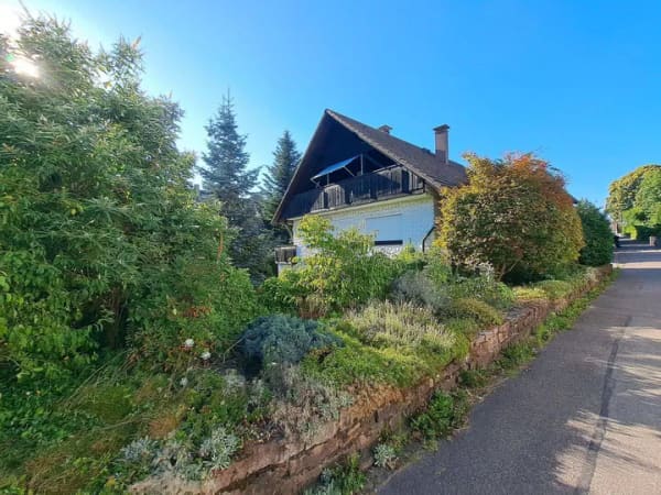 Immobilie in Malsch - Idyllisch am Bach und Ortsrand gelegen: Freist., großes 1-Fam.-Haus mit ELW in Malsch - Bild 0