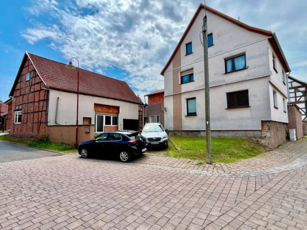 Immobilie in Waltershausen - Liebevoll renoviertes Wohlfühl-Einfamilienhaus u. a. mit Halle/Werkstatt u. schönem Gartengrundstück - Bild 0