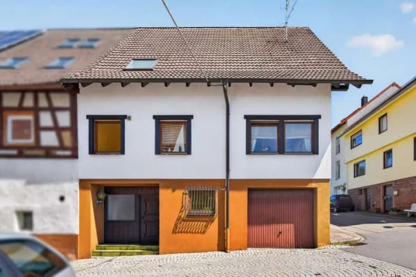 Immobilie in Loffenau - Einfamilienhaus zum Wohlfühlen – mit Garten, Garage und zwei Balkonen - Bild 1