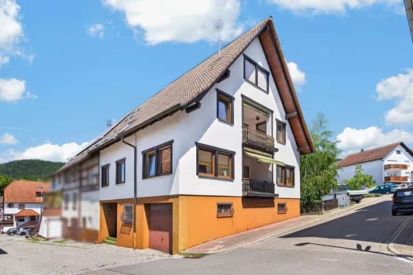 Immobilie in Loffenau - Einfamilienhaus zum Wohlfühlen – mit Garten, Garage und zwei Balkonen - Bild 2