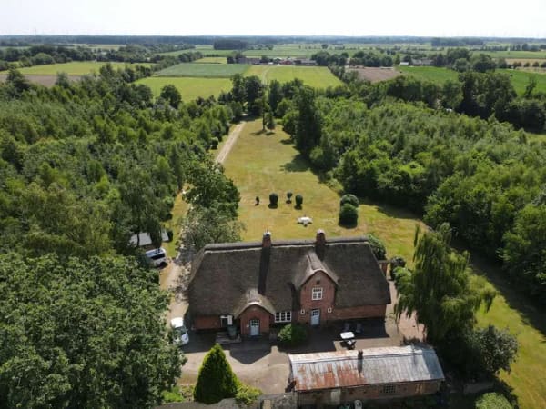 Immobilie in Enge-Sande - Charaktervolles Reetdachhaus mit über 17.000 qm Land in Enge-Sande (Schardebüll) - Bild 0