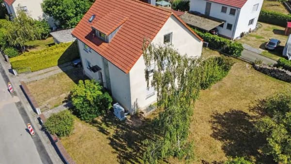 Immobilie in Neusitz - Neusitz - Attraktives Dreifamilienhaus mit großem Garten, Doppelgarage und moderner Wärmepumpe - Bild 0
