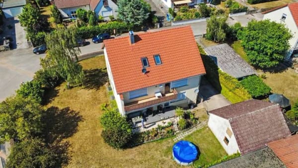 Immobilie in Neusitz - Neusitz - Attraktives Dreifamilienhaus mit großem Garten, Doppelgarage und moderner Wärmepumpe - Bild 1
