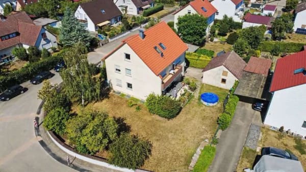 Immobilie in Neusitz - Neusitz - Attraktives Dreifamilienhaus mit großem Garten, Doppelgarage und moderner Wärmepumpe - Bild 2