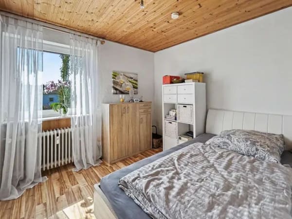 Immobilie in Neusitz - Neusitz - Attraktives Dreifamilienhaus mit großem Garten, Doppelgarage und moderner Wärmepumpe - Bild 4