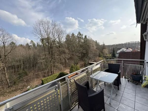 Immobilie in Feucht - Traumlage am Waldrand! Gepflegte 3-Zimmer-Dachgeschosswohnung mit Stellplatz und Blick ins Grüne - Bild 0