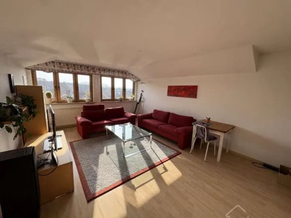 Immobilie in Feucht - Traumlage am Waldrand! Gepflegte 3-Zimmer-Dachgeschosswohnung mit Stellplatz und Blick ins Grüne - Bild 1