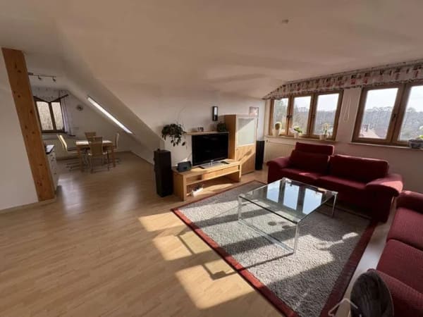Immobilie in Feucht - Traumlage am Waldrand! Gepflegte 3-Zimmer-Dachgeschosswohnung mit Stellplatz und Blick ins Grüne - Bild 2
