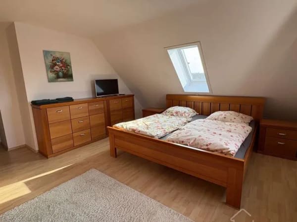 Immobilie in Feucht - Traumlage am Waldrand! Gepflegte 3-Zimmer-Dachgeschosswohnung mit Stellplatz und Blick ins Grüne - Bild 3