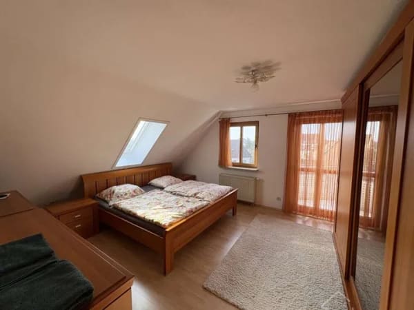 Immobilie in Feucht - Traumlage am Waldrand! Gepflegte 3-Zimmer-Dachgeschosswohnung mit Stellplatz und Blick ins Grüne - Bild 4