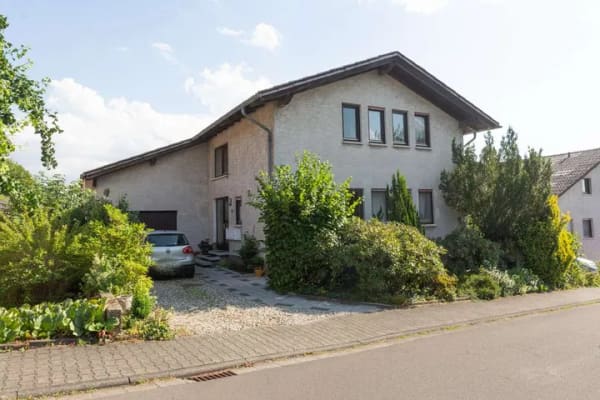 Immobilie in Lollar - Vermietetes Zweifamilienhaus mit Einliegerwohnung, großem Garten und Entwicklungspotenzial in Lollar - Bild 0