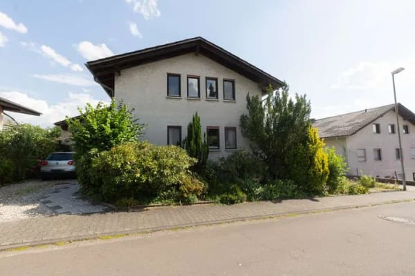 Immobilie in Lollar - Vermietetes Zweifamilienhaus mit Einliegerwohnung, großem Garten und Entwicklungspotenzial in Lollar - Bild 1