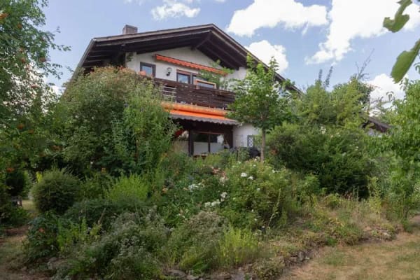 Immobilie in Lollar - Vermietetes Zweifamilienhaus mit Einliegerwohnung, großem Garten und Entwicklungspotenzial in Lollar - Bild 2
