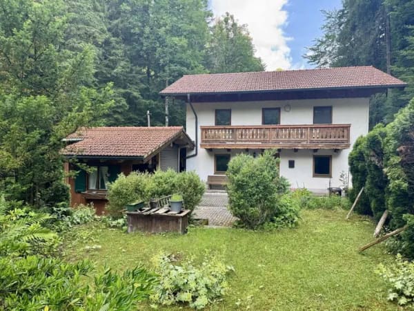 Immobilie in Inzell - Charmantes Häuschen mit Bachlauf und Garten in Inzell - wartet auf liebvolle Hände  - Bild 0