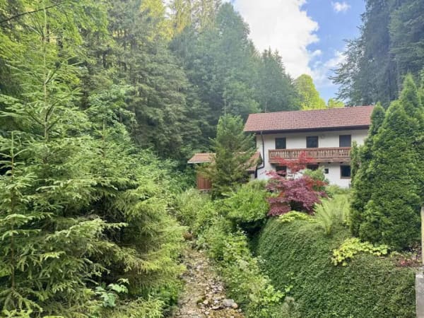 Immobilie in Inzell - Charmantes Häuschen mit Bachlauf und Garten in Inzell - wartet auf liebvolle Hände  - Bild 1