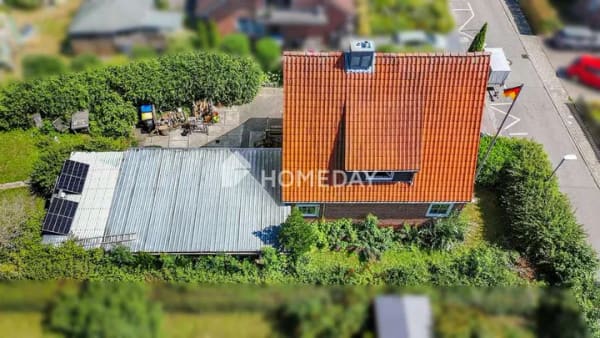 Immobilie in Oldenburg in Holstein - Handwerker aufgepasst! Einfamilienhaus mit fünf Zimmern, Nebengebäude und Garten in Oldenburg/H. - Bild 1